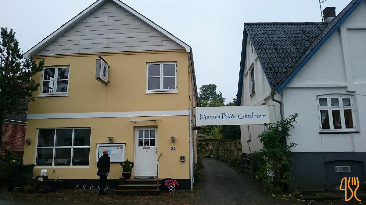 Madam Blå Udenfor