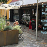 Hansen Cafe Og Udenfor