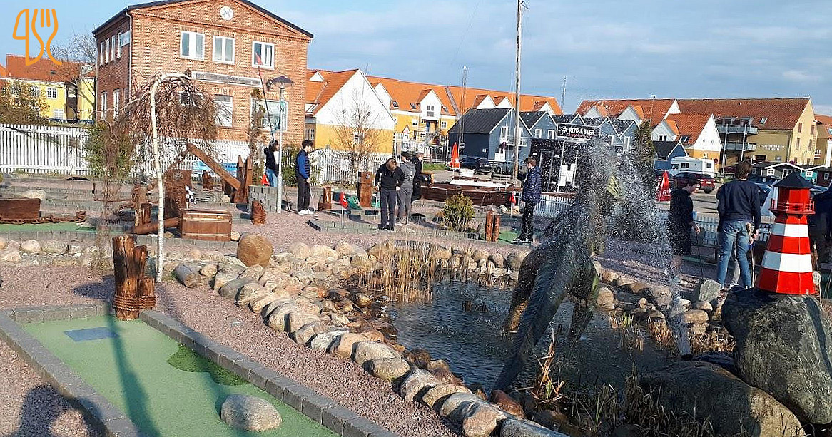 Fjordens Minigolf Cafe Ishus Hundested Og Lynæs Havn Udenfor