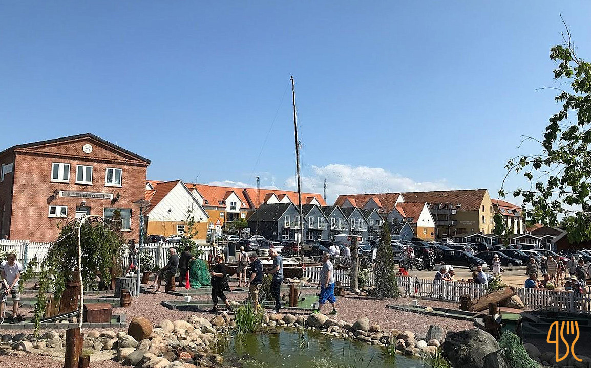 Fjordens Minigolf Cafe Ishus Hundested Og Lynæs Havn Udenfor