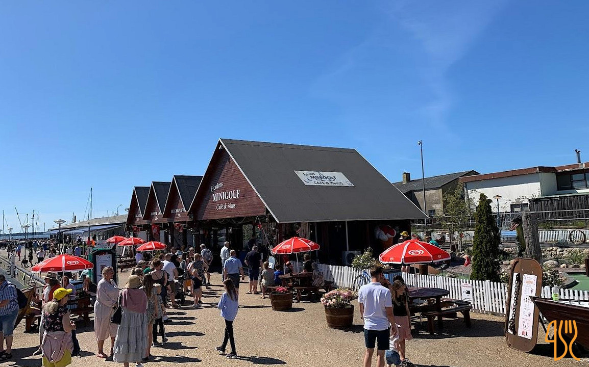 Fjordens Minigolf Cafe Ishus Hundested Og Lynæs Havn Udenfor