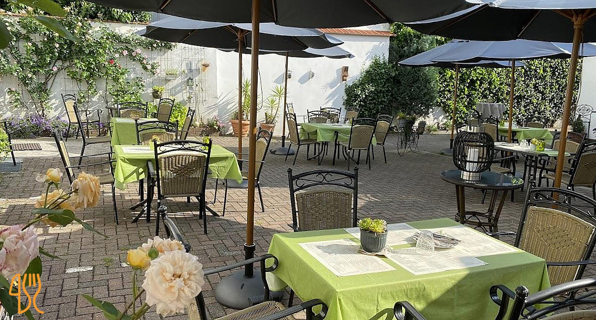 Bergs Snackbar Og Cafe Udenfor