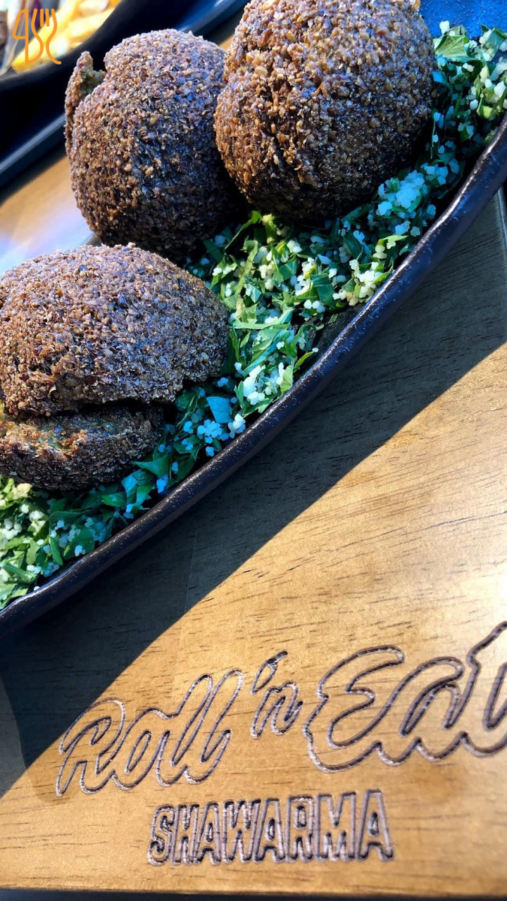 Roll N’ Eat Koesem Udenfor