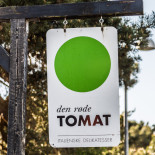 Den Røde Tomat Udenfor