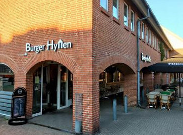 Den Gyldne Kylling Udenfor