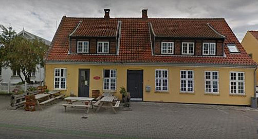 Den Gyldne Kylling Udenfor
