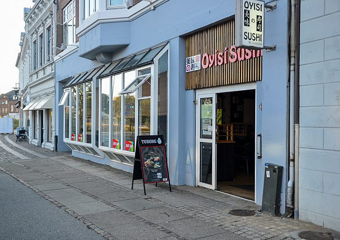 Oyisi Running Sushi Udenfor