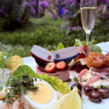 Quedens Gaard Cafe And Boutique Mad