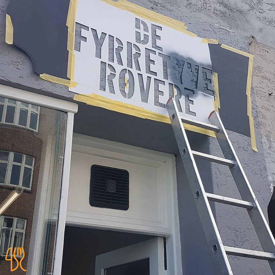 De Fyrretyve Roevere Udenfor
