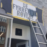 De Fyrretyve Roevere Udenfor