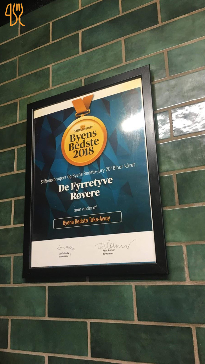 De Fyrretyve Roevere Menu