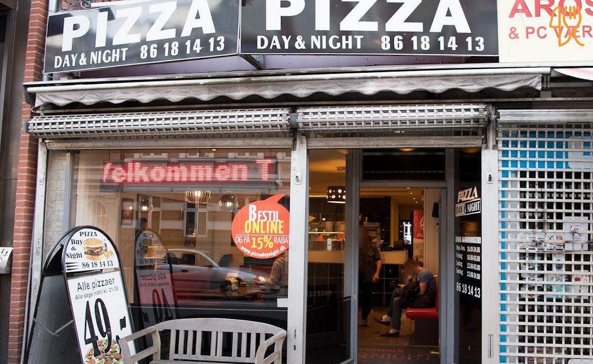 Pizza Day And Night Udenfor