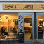 Byens Forlag Og Cafe Udenfor