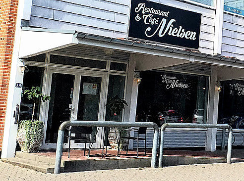 Og Cafe Nielsen Udenfor
