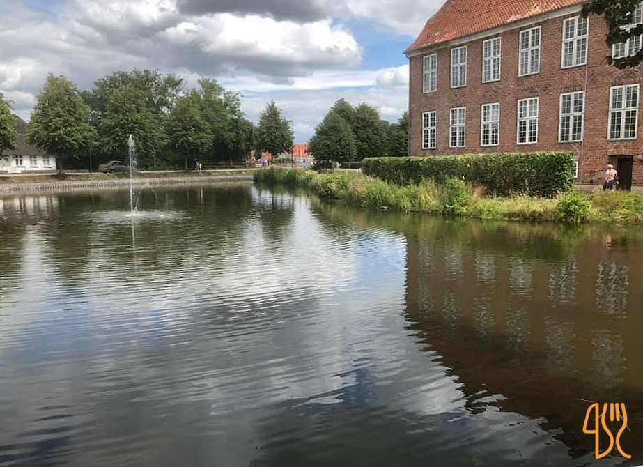 Gram Slotskro Udenfor