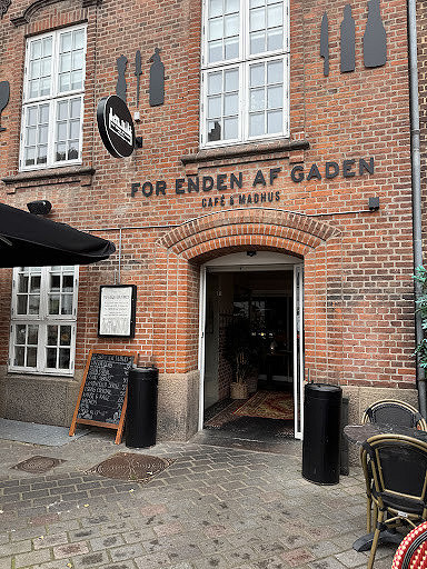 For Enden Af Gaden Udenfor