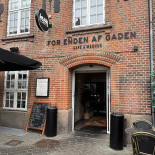 For Enden Af Gaden Udenfor