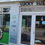 Lucky Sushi, Udenfor