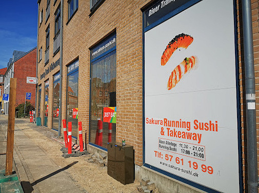 Sakura Running Sushi Udenfor