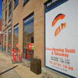 Sakura Running Sushi Udenfor