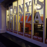 Tony's Pizza Udenfor