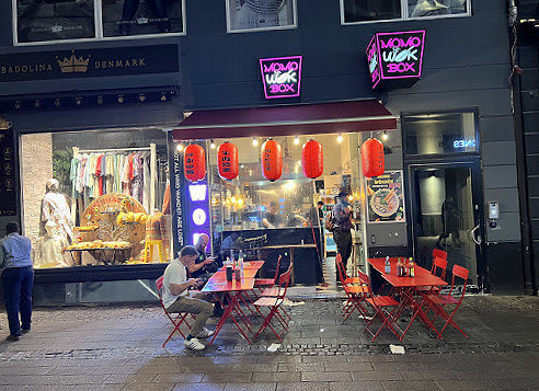 Momo Wok Box Udenfor
