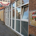 Milano Pizzaria Udenfor