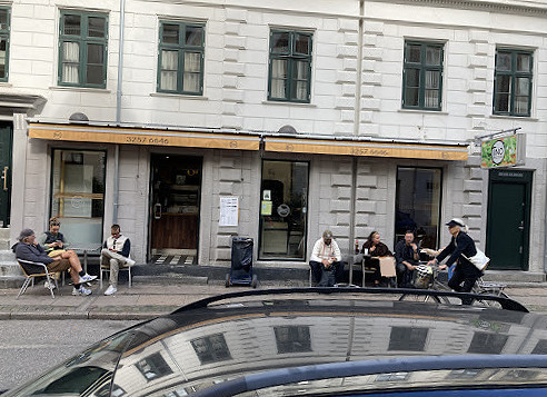 Tinos Pizzeria Udenfor