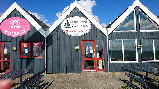 Gyldendal Havn Cafe Og Udenfor
