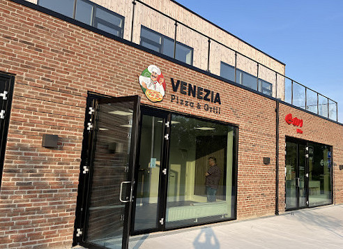 Pizzaria Venezia Udenfor