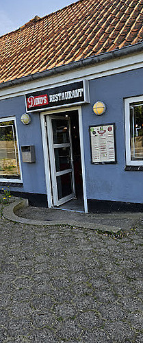 Dino's Udenfor