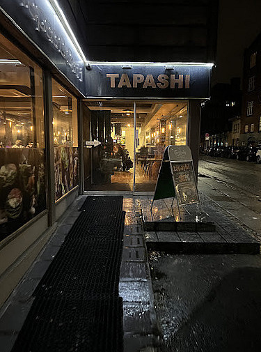 Tapashi Udenfor