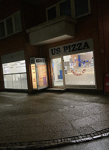 Us Pizza Udenfor