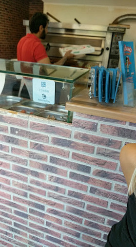Adams Pizza Udenfor