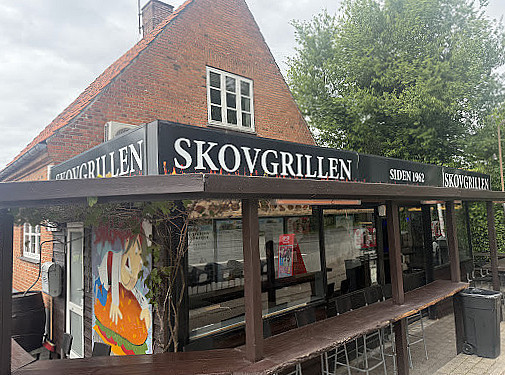 Skovgrillen Udenfor