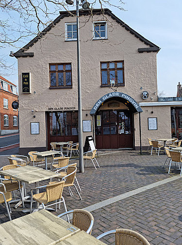 Den Glade Pingvin Udenfor