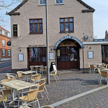 Den Glade Pingvin Udenfor