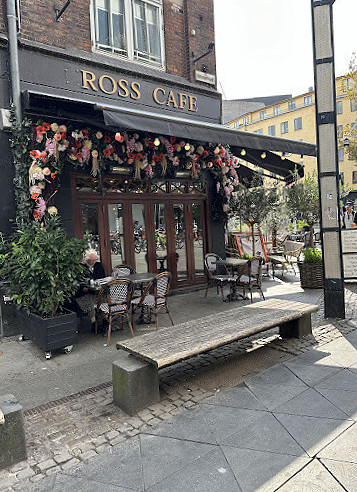 Cross Cafe Udenfor