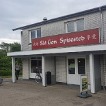 Roberts Grill Hue Nguyen Udenfor