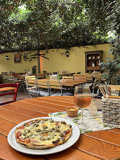 Botan Pizza Kebab House Udenfor