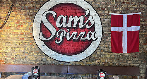 Sam's Pizza Udenfor