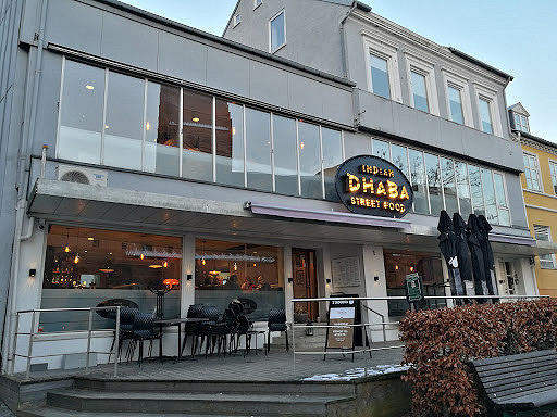Dhoom Dhaba Udenfor
