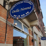 Della Nonna Italiensk Pizzaria Udenfor