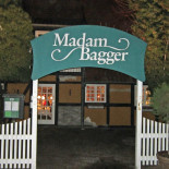 Madam Bagger Udenfor