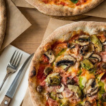 Gastronomia Ægte Brændeovns Pizza Mad