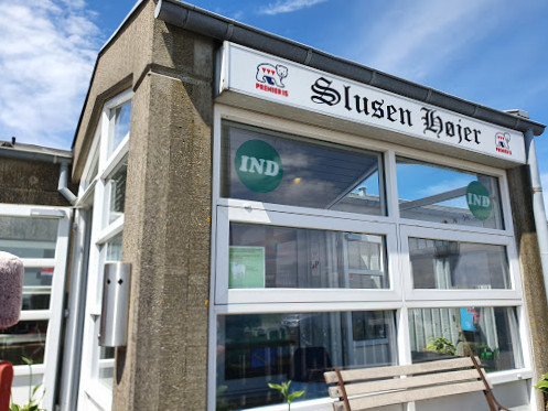 Slusen Hoejer, Udenfor