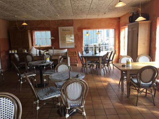 Cafe Oskar Inde