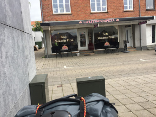 Give Stenovns Pizza Udenfor