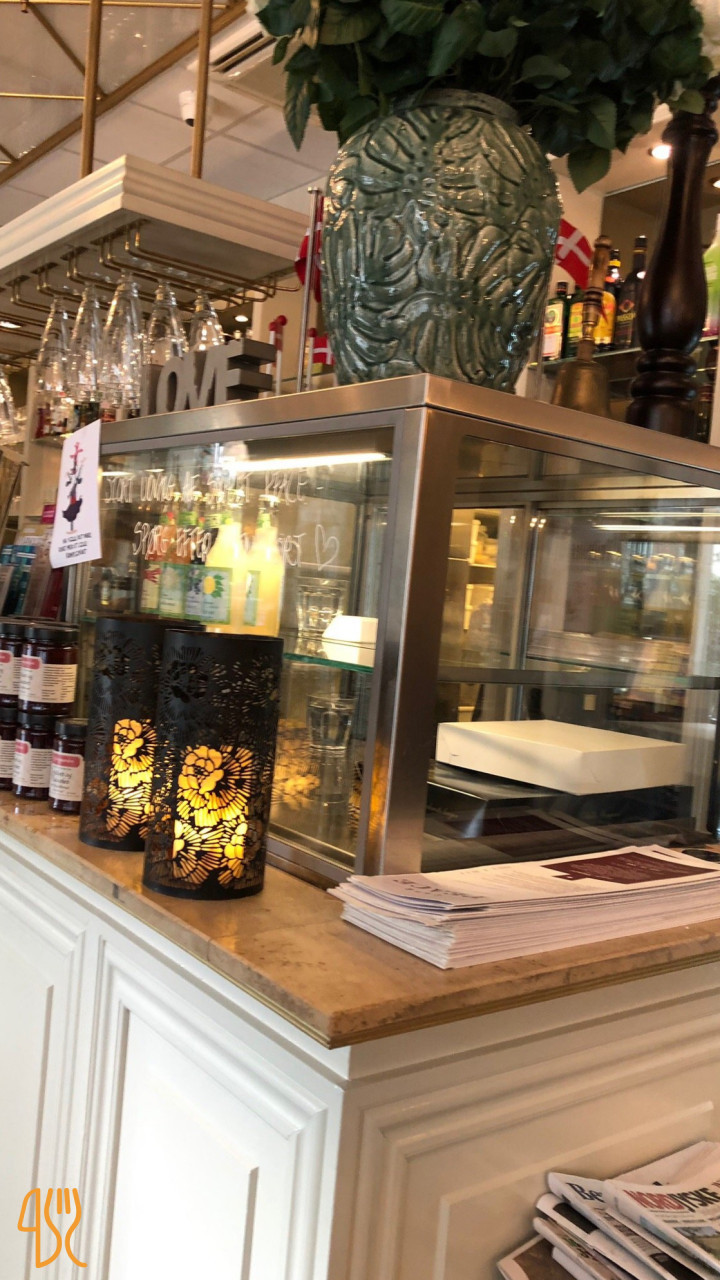 Cafe Peace Udenfor