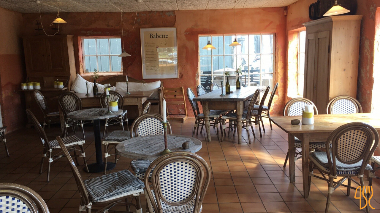 Cafe Oskar Inde